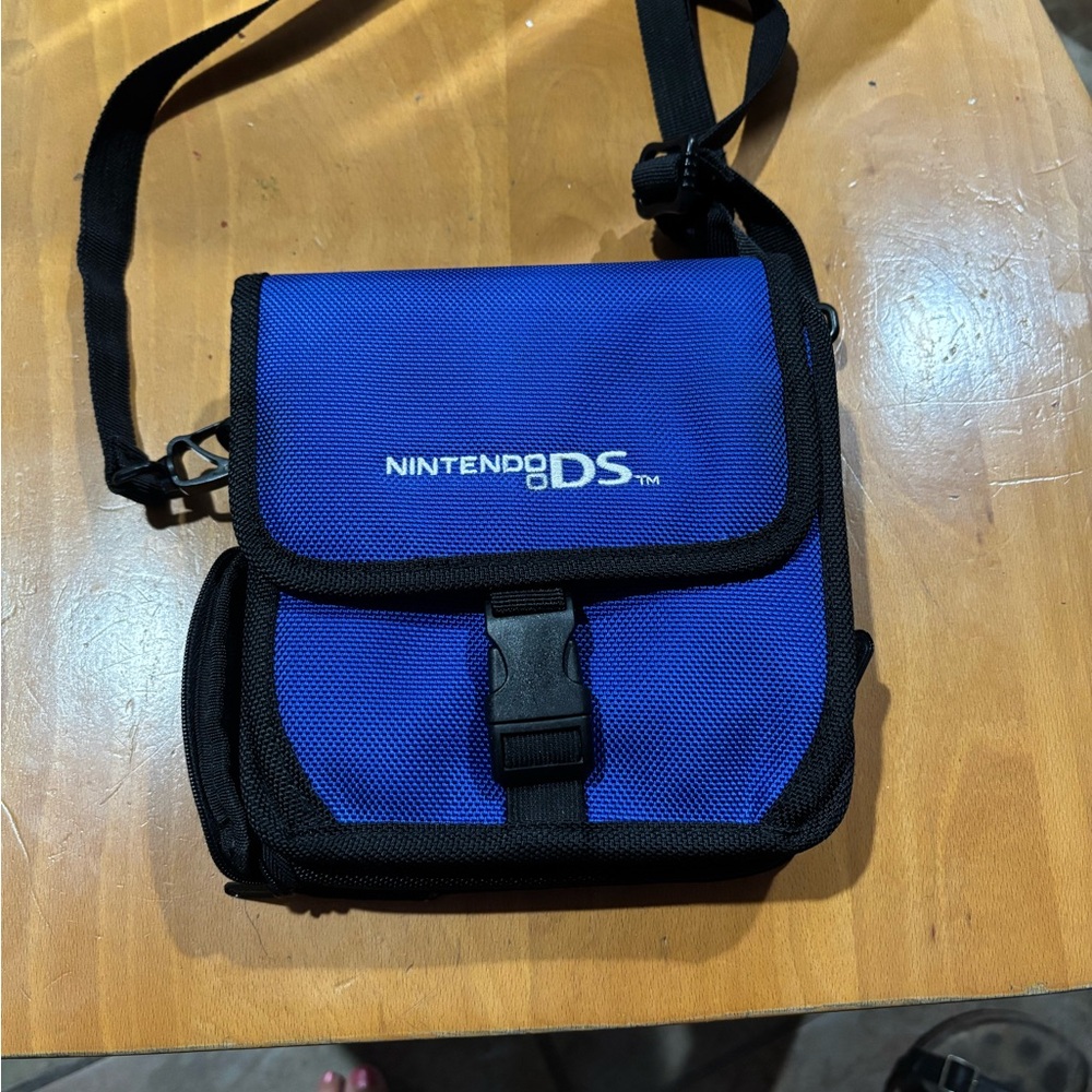 NEW condition Nintendo DS Blue and Black Shoulder Bag Case Like New